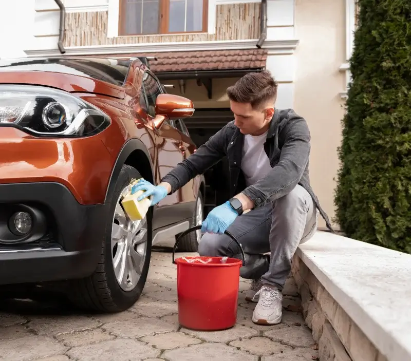 Lavage auto à domicile Moliens : professionnel intervenant sur un véhicule